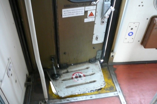 Dveře v jedoucím vlaku, které se nedaly zcela zavřít